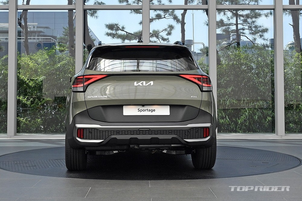 Ảnh thực tế Kia Sportage 2022 tại đại lý đẹp không tì vết, Honda CR-V coi chừng