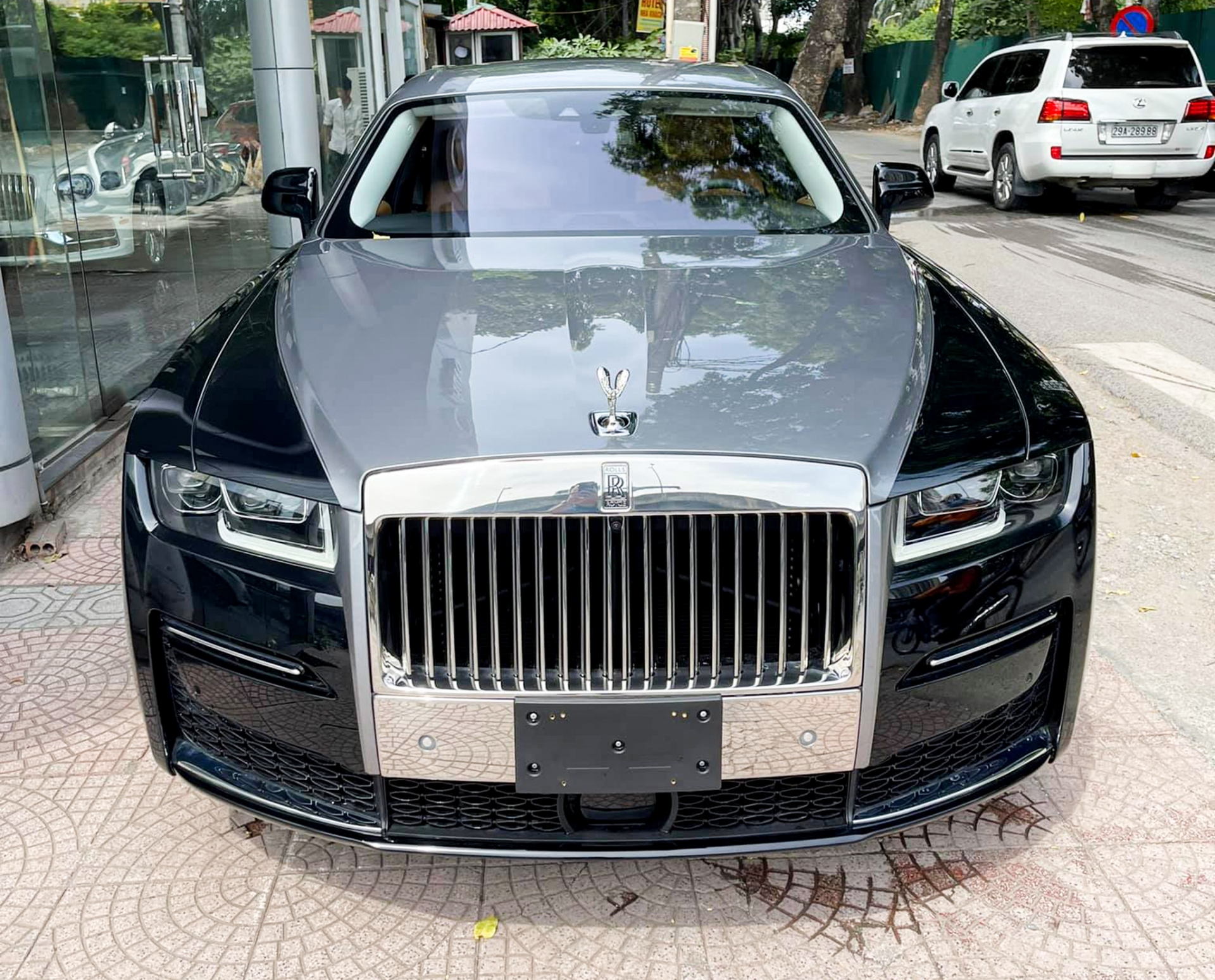 Siêu sang Rolls-Royce Ghost EWB 2021 đầu tiên về Việt Nam, giá hơn 40 tỷ đồng