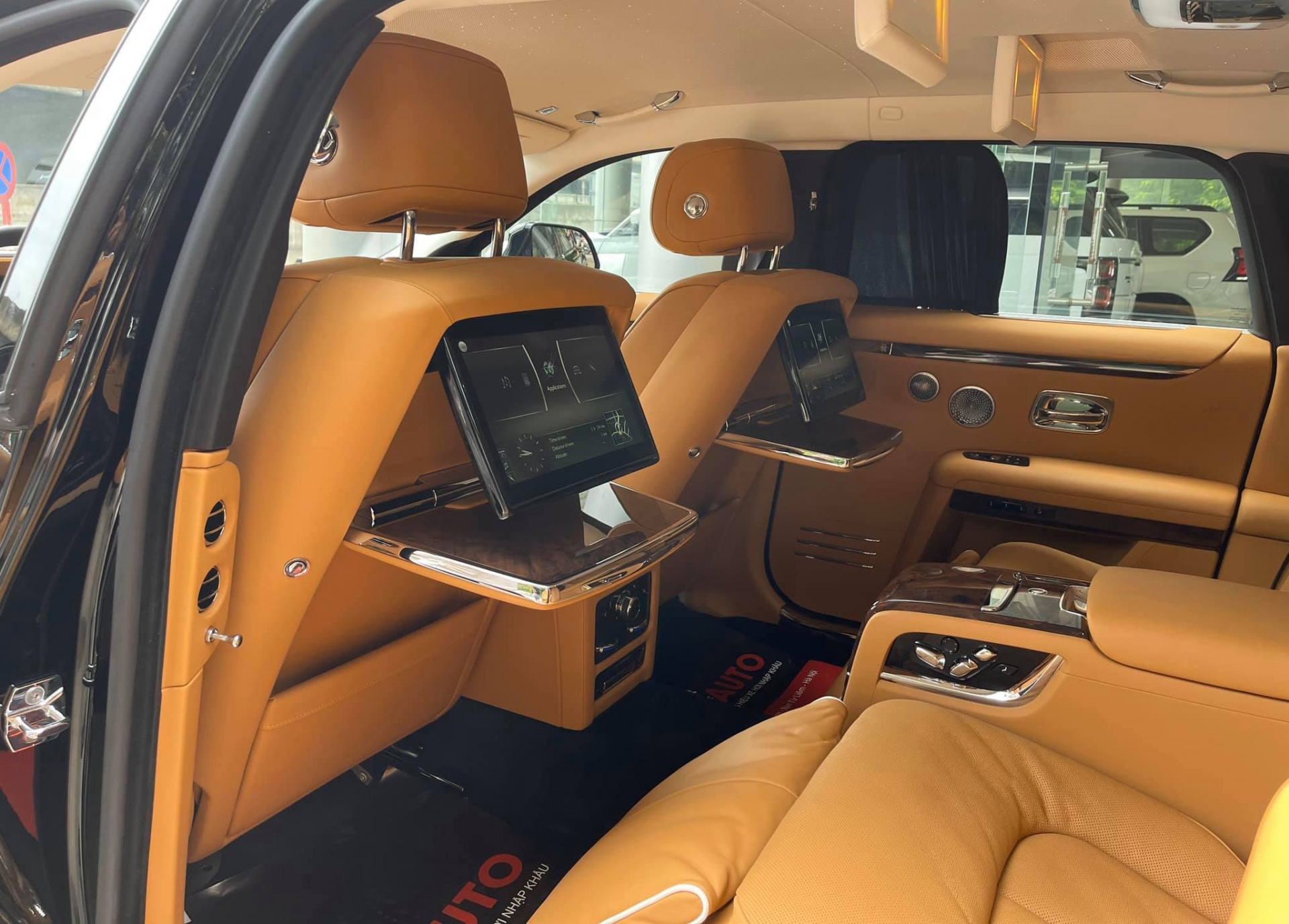 Siêu sang Rolls-Royce Ghost EWB 2021 đầu tiên về Việt Nam, giá hơn 40 tỷ đồng