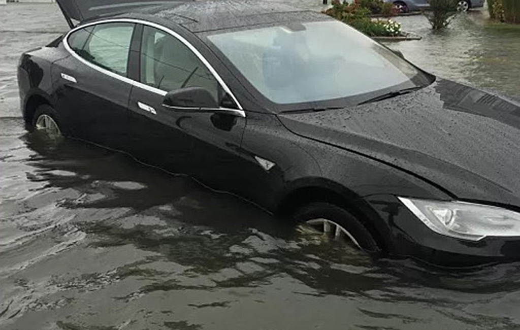 Ngỡ ngàng chứng kiến màn lội nước lũ cực