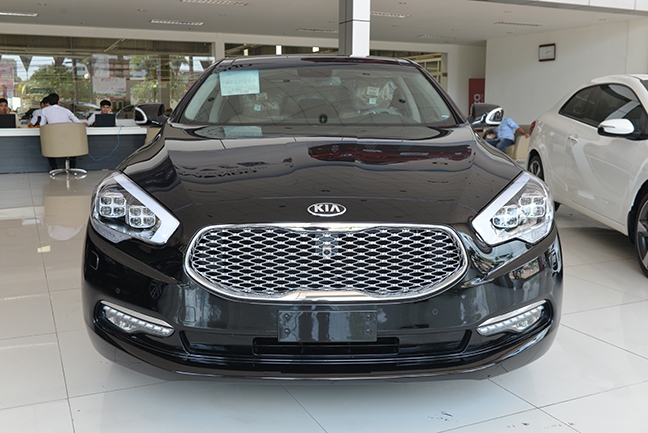 Xe sang Kia Quoris giảm giá lên tới 500 triệu đồng nhưng vẫn 'ế'