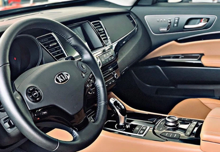 Xe sang Kia Quoris giảm giá lên tới 500 triệu đồng nhưng vẫn 'ế'