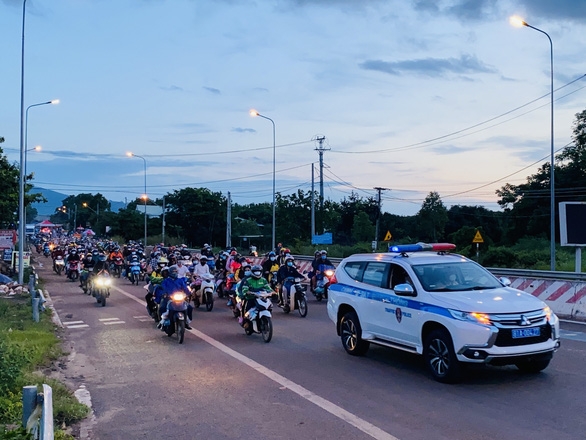 Đường xa vạn dặm - quê nhà tôi ơi!