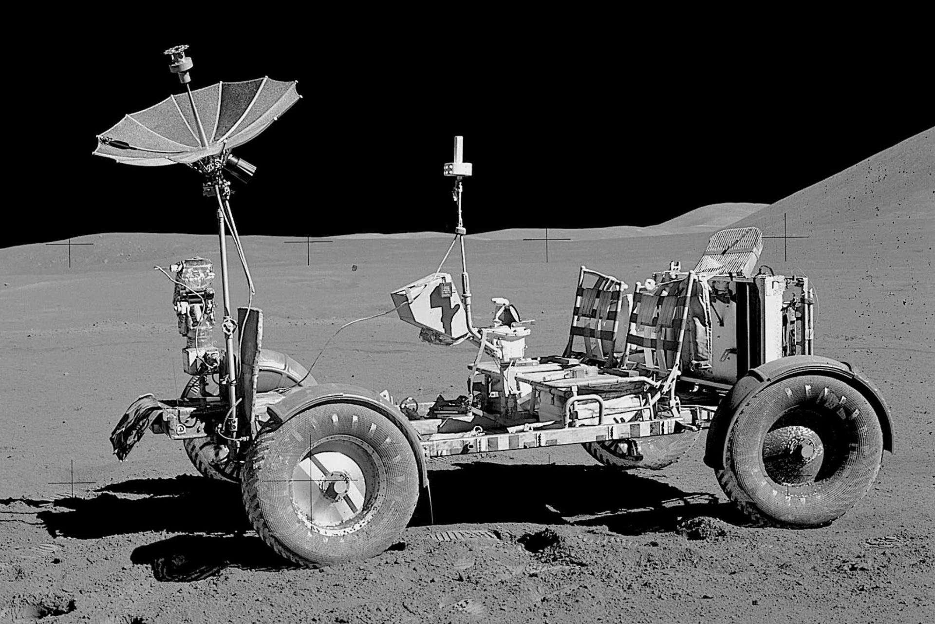 Khám phá xe Lunar Rover chạy trên mặt trăng sản xuất bởi General Motors Khám phá xe Lunar Rover chạy trên mặt trăng sản xuất bởi General Motors