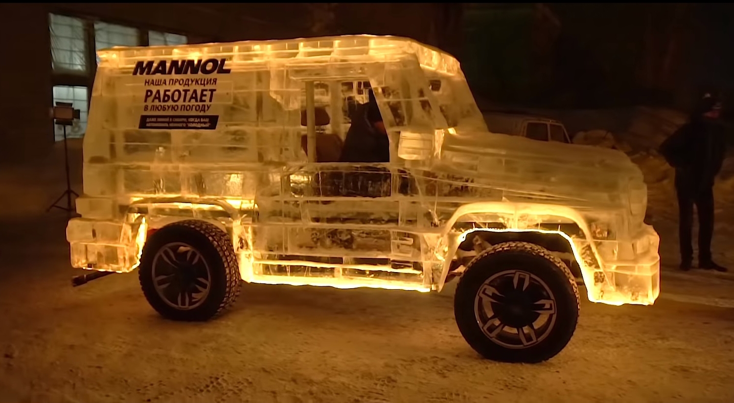 Dân chơi Nga chế tạo xe Mercedes G-Wagon bằng băng đá