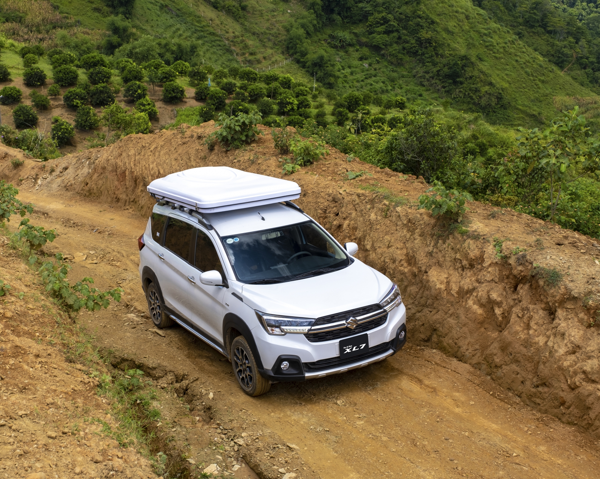 Chiếc xe XL7 đã mạnh mẽ cùng anh Joe Phan và bạn bè thực hiện chuyến đi xuyên Việt, vượt qua nhiều địa hình khó Chiếc xe XL7 đã mạnh mẽ cùng anh Joe Phan và bạn bè thực hiện chuyến đi xuyên Việt, vượt qua nhiều địa hình khó