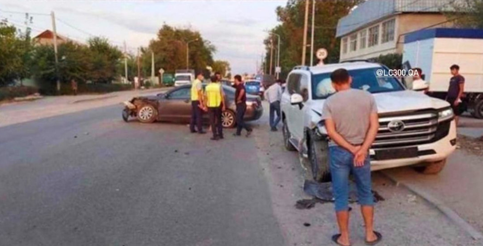 Toyota Land Cruiser LC300 đầu tiên gặp nạn Toyota Land Cruiser LC300 đầu tiên gặp nạn