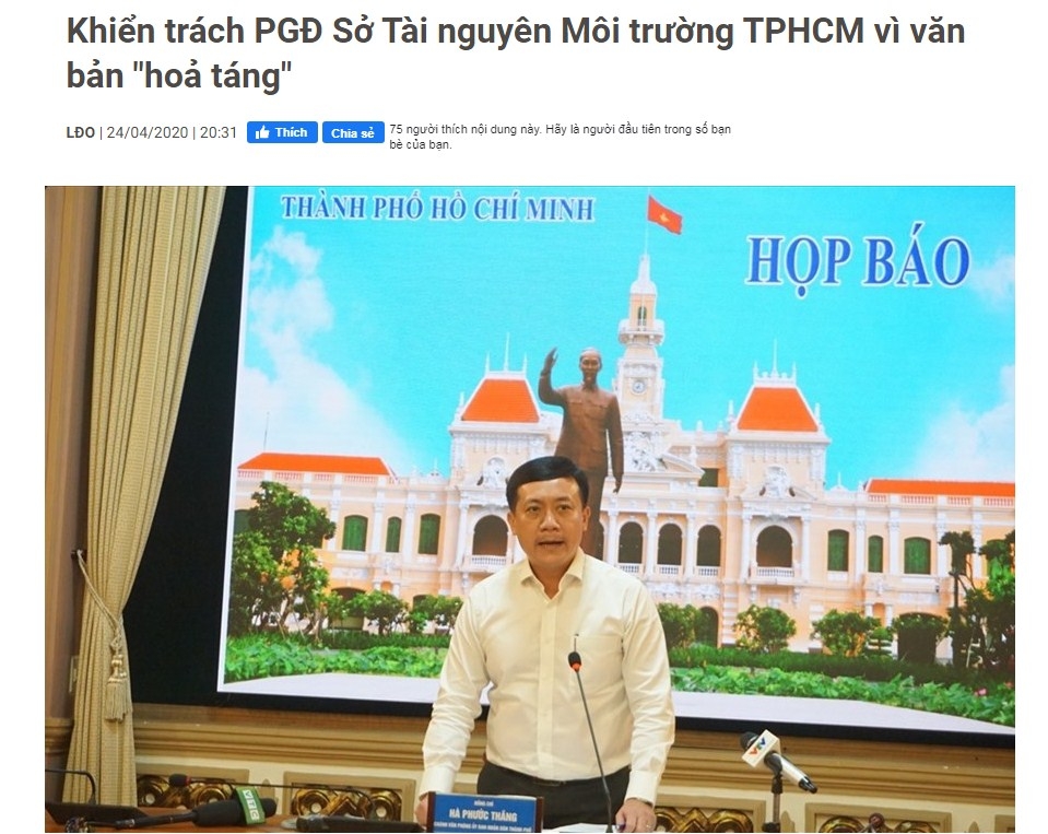 Cầm đèn chạy trước xe tang