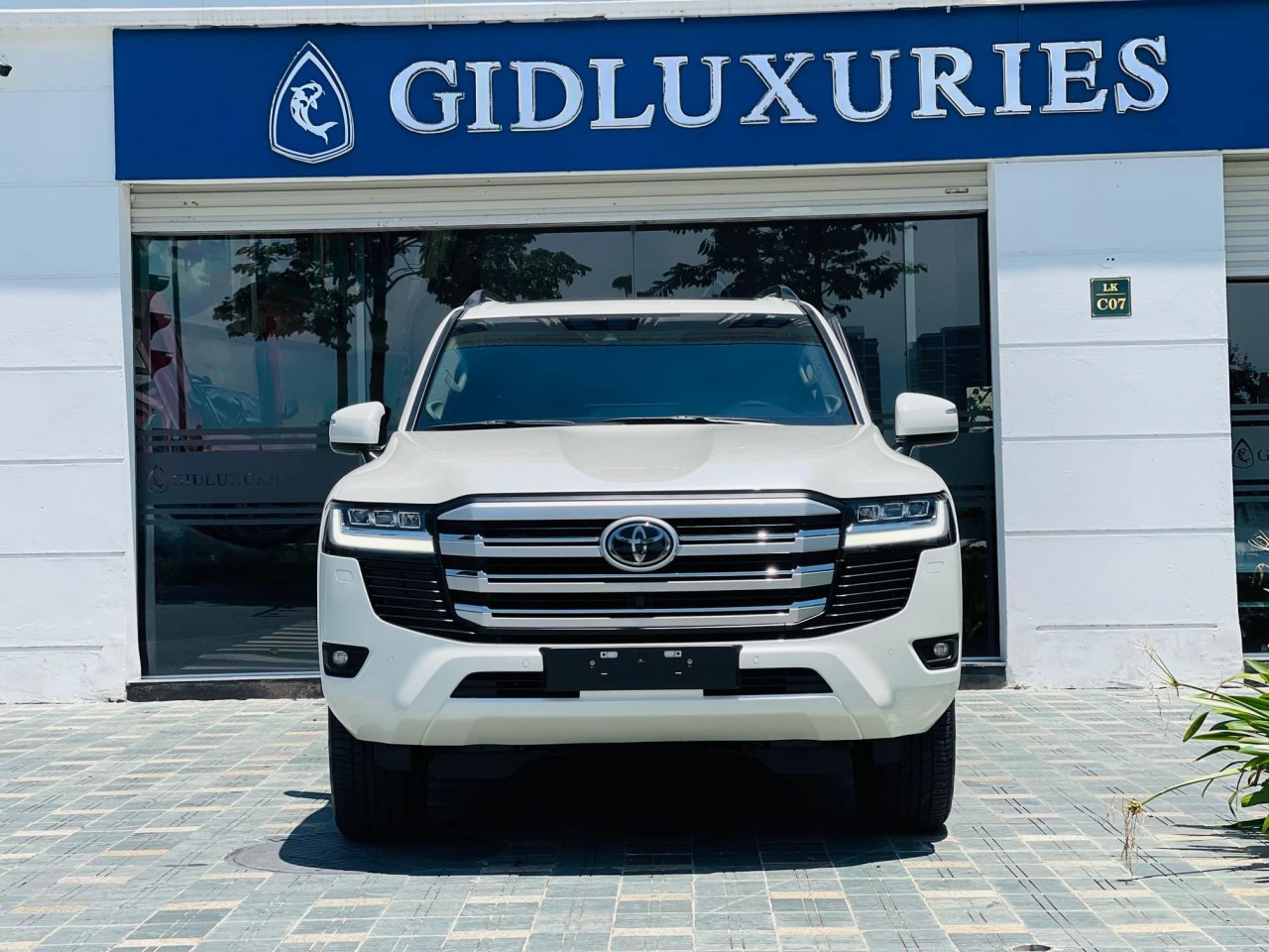 Cận cảnh Toyota Land Cruiser 2022 tại Việt Nam