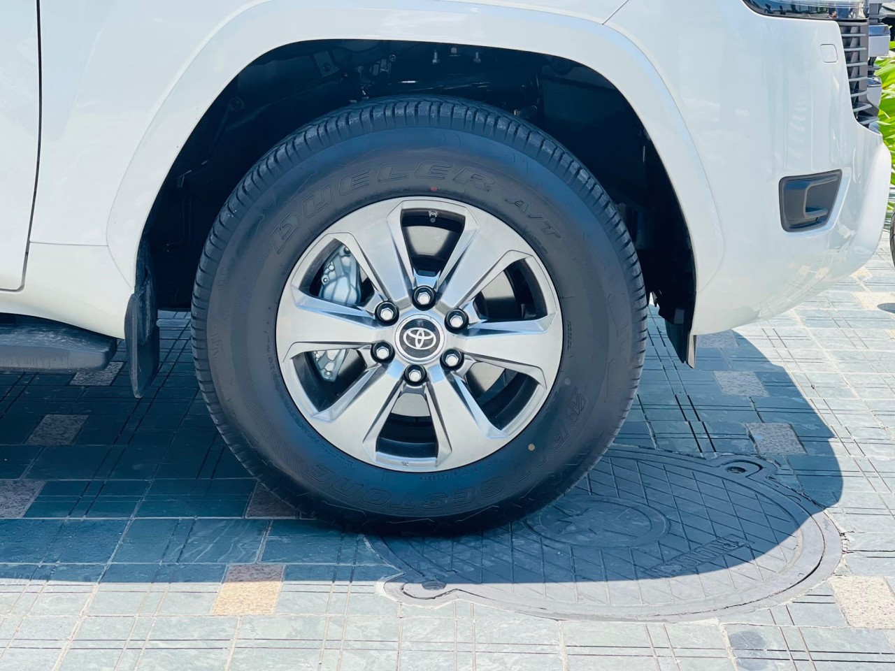 Cận cảnh Toyota Land Cruiser 2022 tại Việt Nam