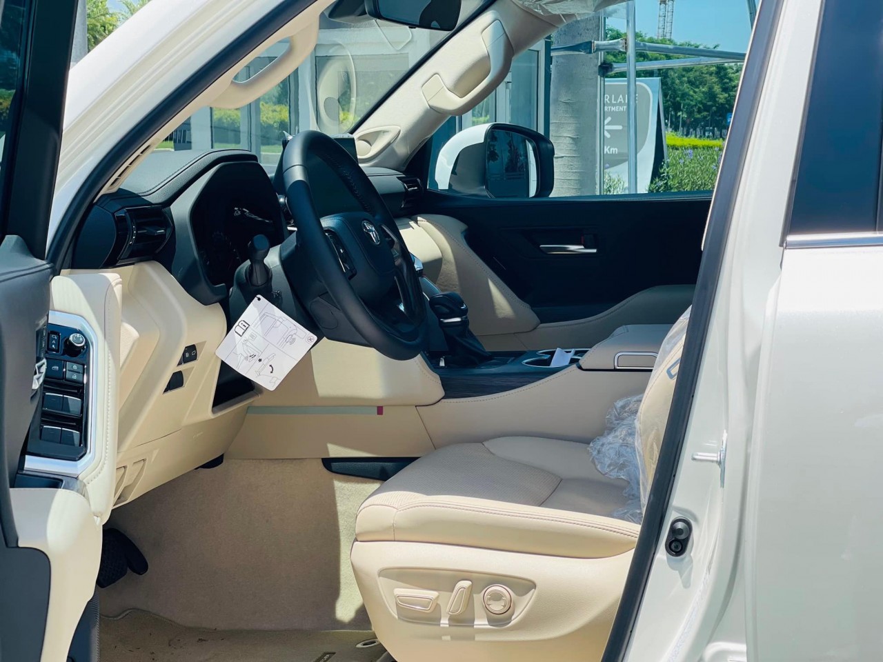 Cận cảnh Toyota Land Cruiser 2022 tại Việt Nam