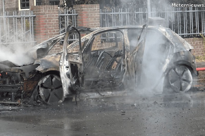 Xe điện Volkswagen bất ngờ phát nổ sau khi sạc Xe điện Volkswagen bất ngờ phát nổ sau khi sạc