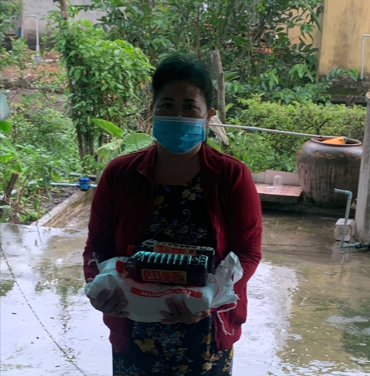 Công nhân xúc động vì bất ngờ nhận được quà từ công đoàn trong mùa dịch Công nhân xúc động vì bất ngờ nhận được quà từ công đoàn trong mùa dịch