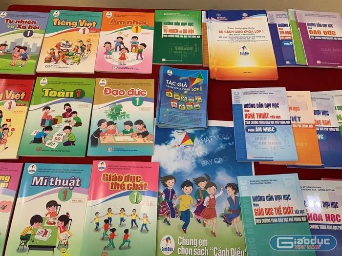 Sách giáo khoa và thiết bị giáo dục phải được coi là thiết yếu