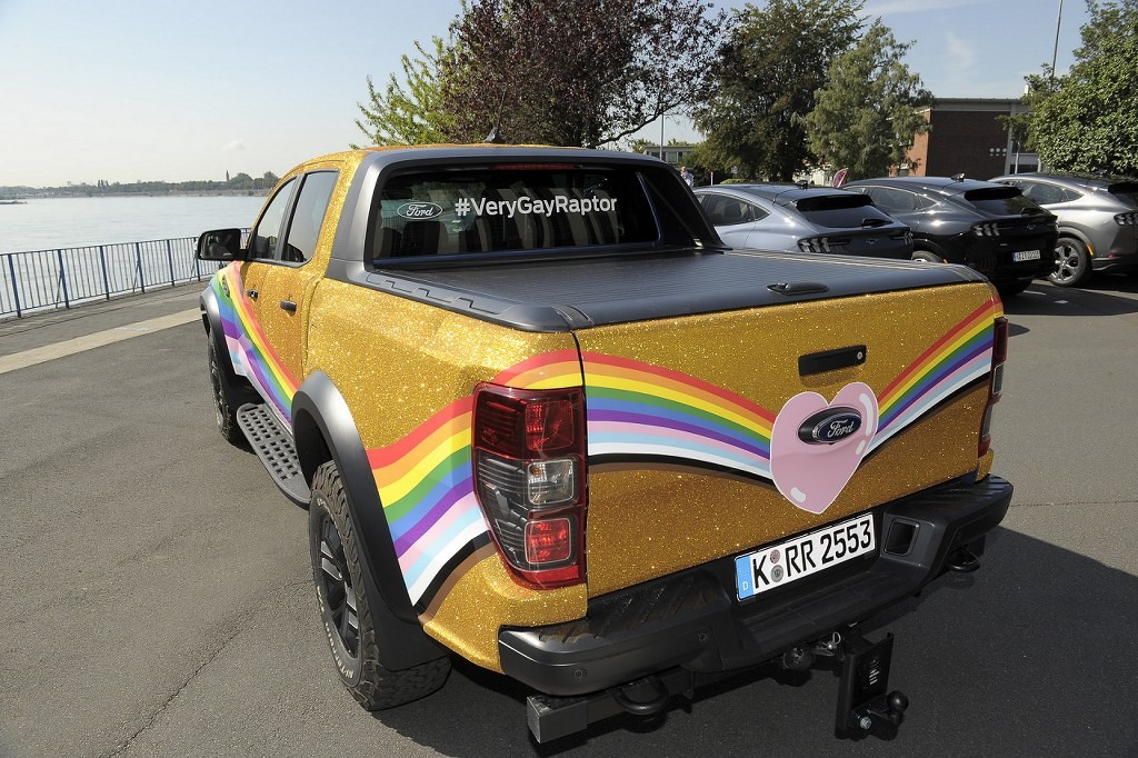 Ford Ranger Raptor phiên bản "Very Gay" cho người đồng tính