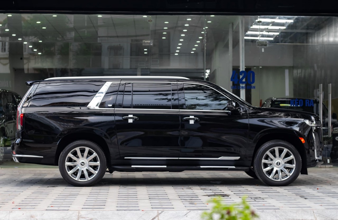 Cận cảnh Cadillac Escalade 2021 máy dầu giá 10 tỷ đồng tại Hà Nội