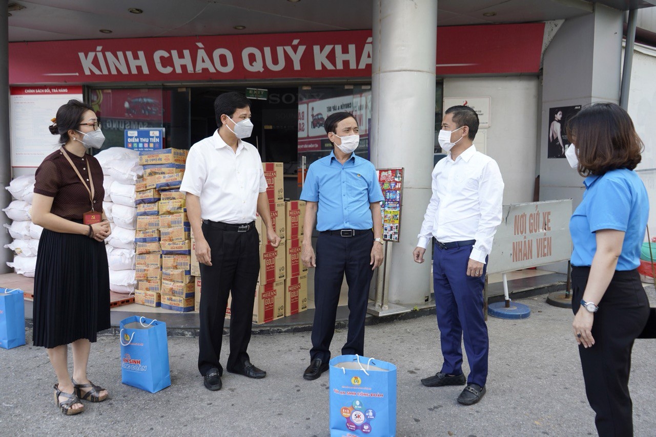 Trao 1.000 “Túi An sinh Công đoàn” cho đoàn viên, người lao động quận Đống Đa Trao 1.000 “Túi An sinh Công đoàn” cho đoàn viên, người lao động quận Đống Đa