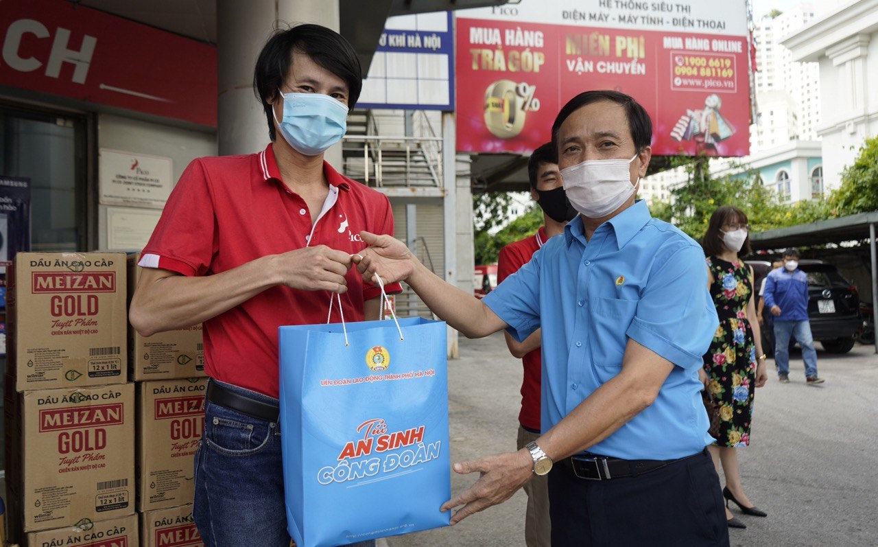 Trao 1.000 “Túi An sinh Công đoàn” cho đoàn viên, người lao động quận Đống Đa Trao 1.000 “Túi An sinh Công đoàn” cho đoàn viên, người lao động quận Đống Đa
