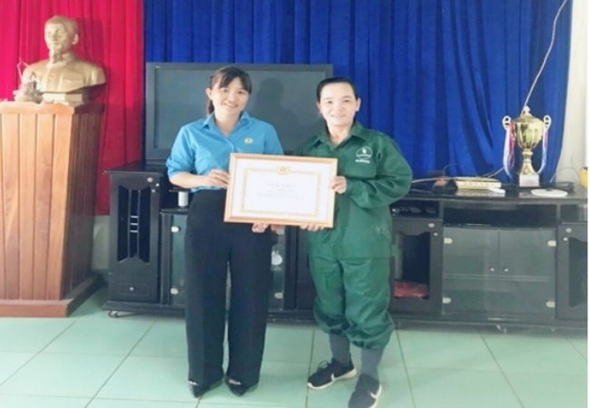 Trương Thị Tuyết: Người thợ cạo mủ cao su tâm huyết