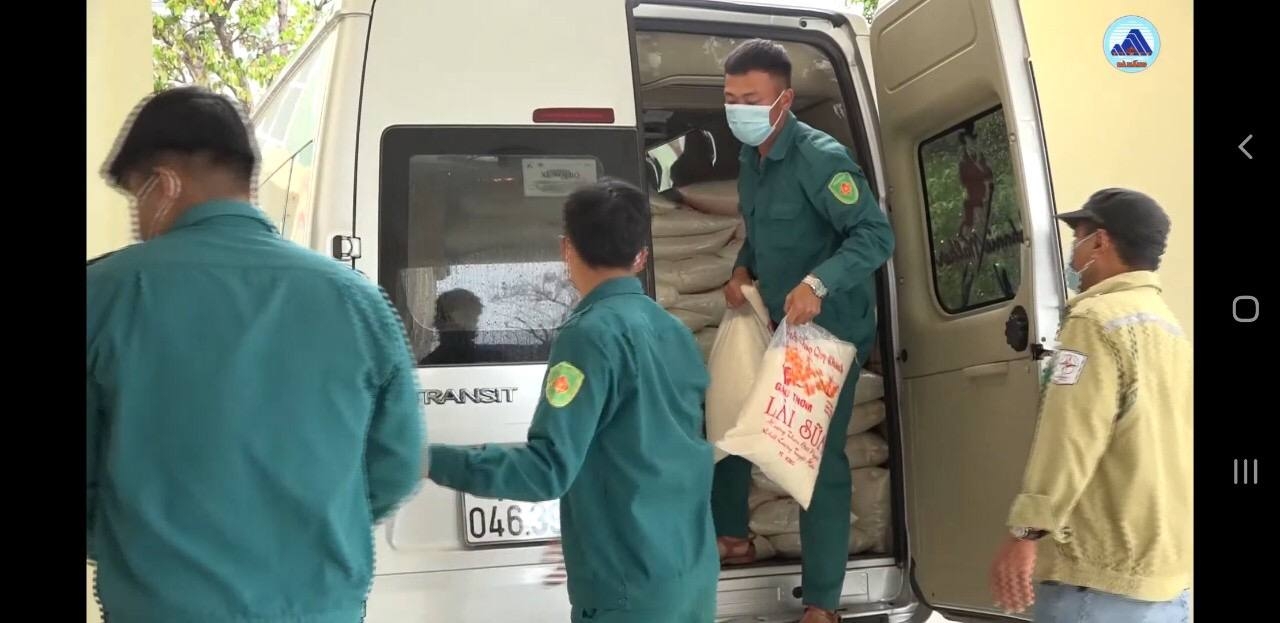 Trao quà thực phẩm hỗ trợ bà con khó khăn do dịch bệnh Covid-19 Trao quà thực phẩm hỗ trợ bà con khó khăn do dịch bệnh Covid-19