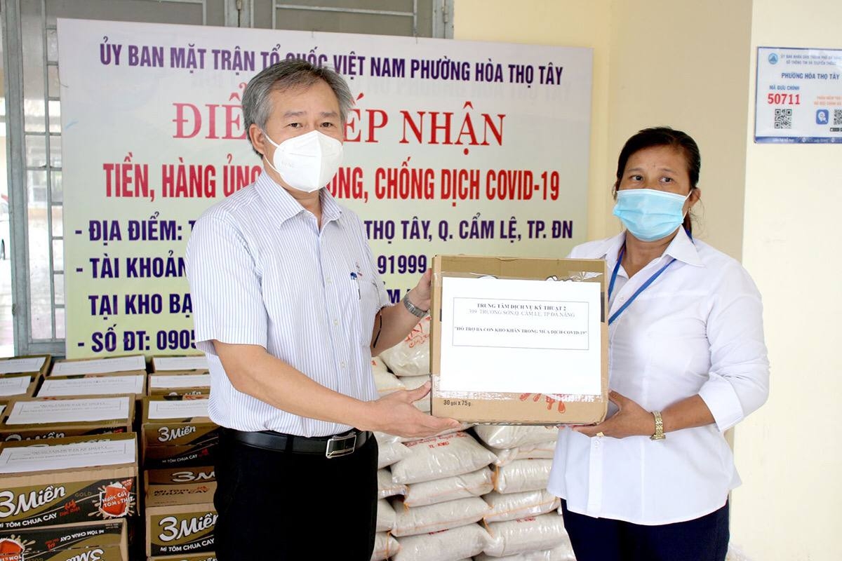 Trao quà thực phẩm hỗ trợ bà con khó khăn do dịch bệnh Covid-19 Trao quà thực phẩm hỗ trợ bà con khó khăn do dịch bệnh Covid-19