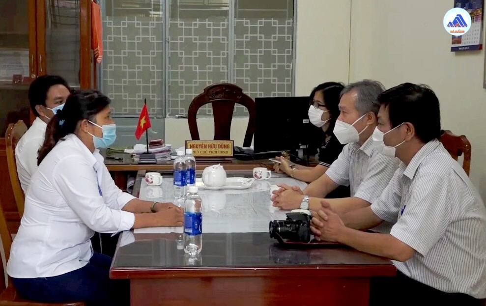 Trao quà thực phẩm hỗ trợ bà con khó khăn do dịch bệnh Covid-19 Trao quà thực phẩm hỗ trợ bà con khó khăn do dịch bệnh Covid-19