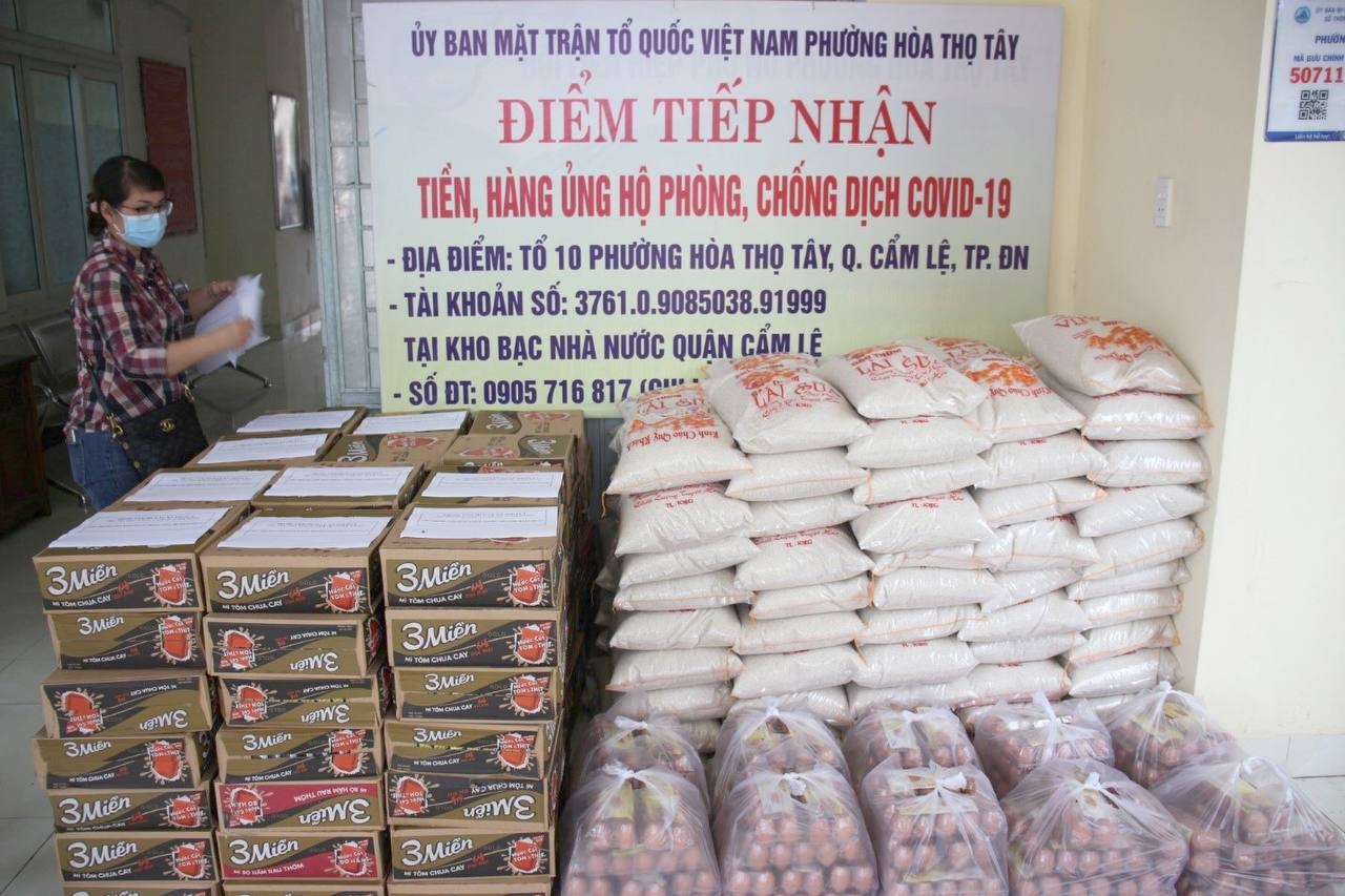 Trao quà thực phẩm hỗ trợ bà con khó khăn do dịch bệnh Covid-19 Trao quà thực phẩm hỗ trợ bà con khó khăn do dịch bệnh Covid-19
