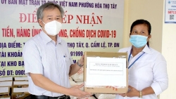Trao quà thực phẩm hỗ trợ bà con khó khăn do dịch bệnh Covid-19