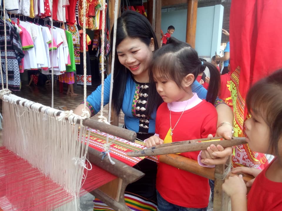 Tấm gương đoàn viên công đoàn tận tụy yêu nghề mến trẻ Tấm gương đoàn viên công đoàn tận tụy yêu nghề mến trẻ