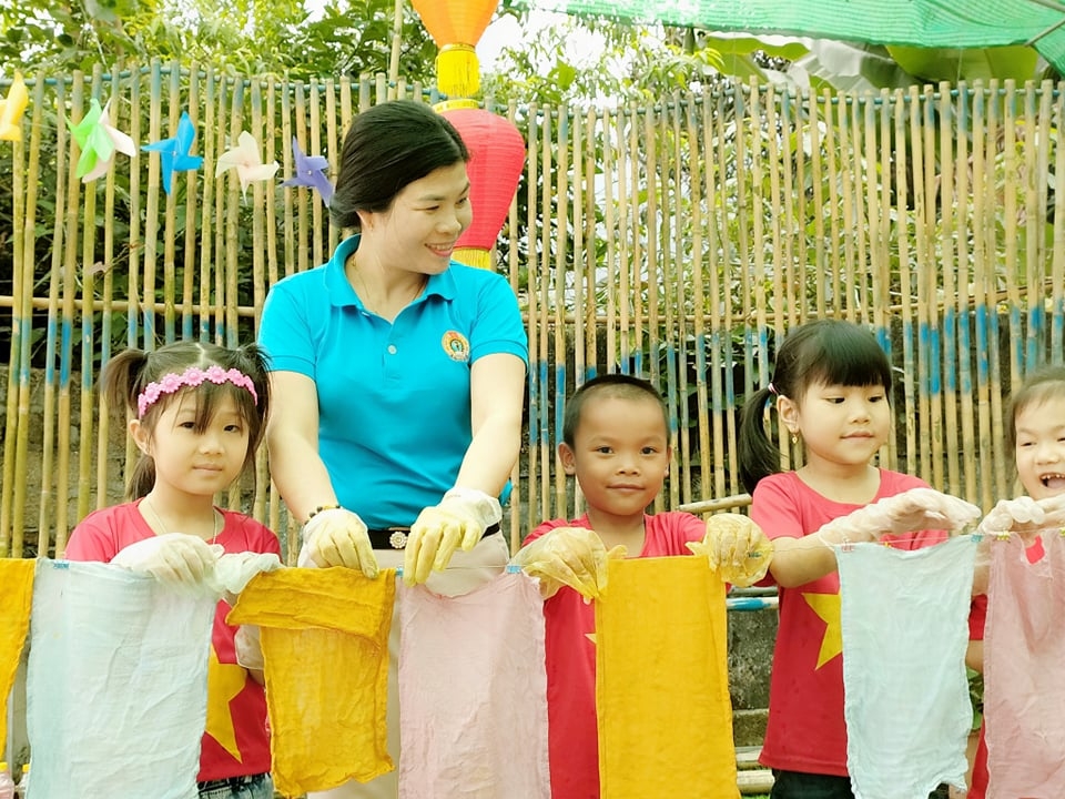 Tấm gương đoàn viên công đoàn tận tụy yêu nghề mến trẻ Tấm gương đoàn viên công đoàn tận tụy yêu nghề mến trẻ