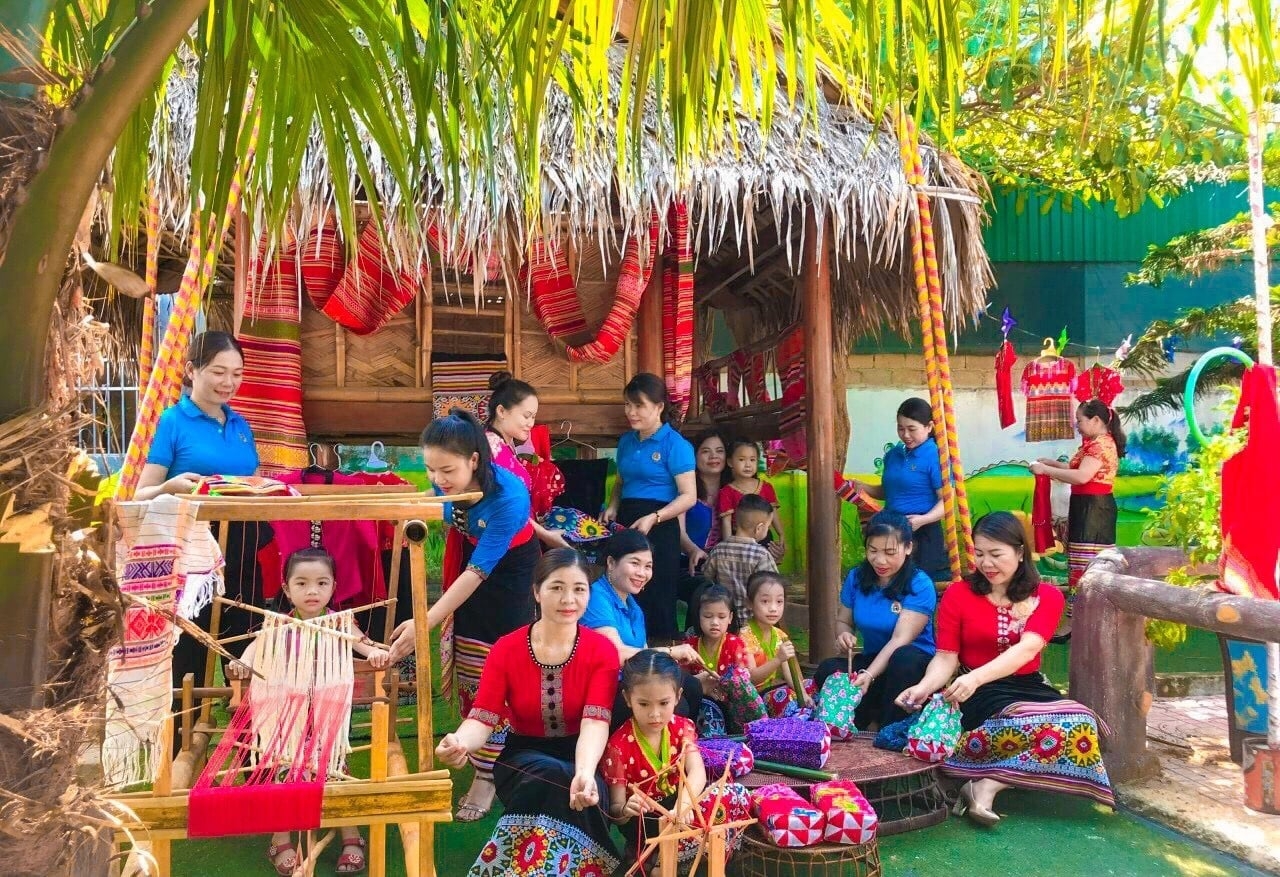 Tấm gương đoàn viên công đoàn tận tụy yêu nghề mến trẻ Tấm gương đoàn viên công đoàn tận tụy yêu nghề mến trẻ