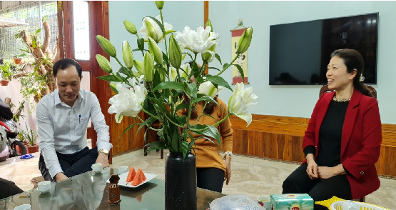 Vòng tay ấm áp tình đồng chí Vòng tay ấm áp tình đồng chí