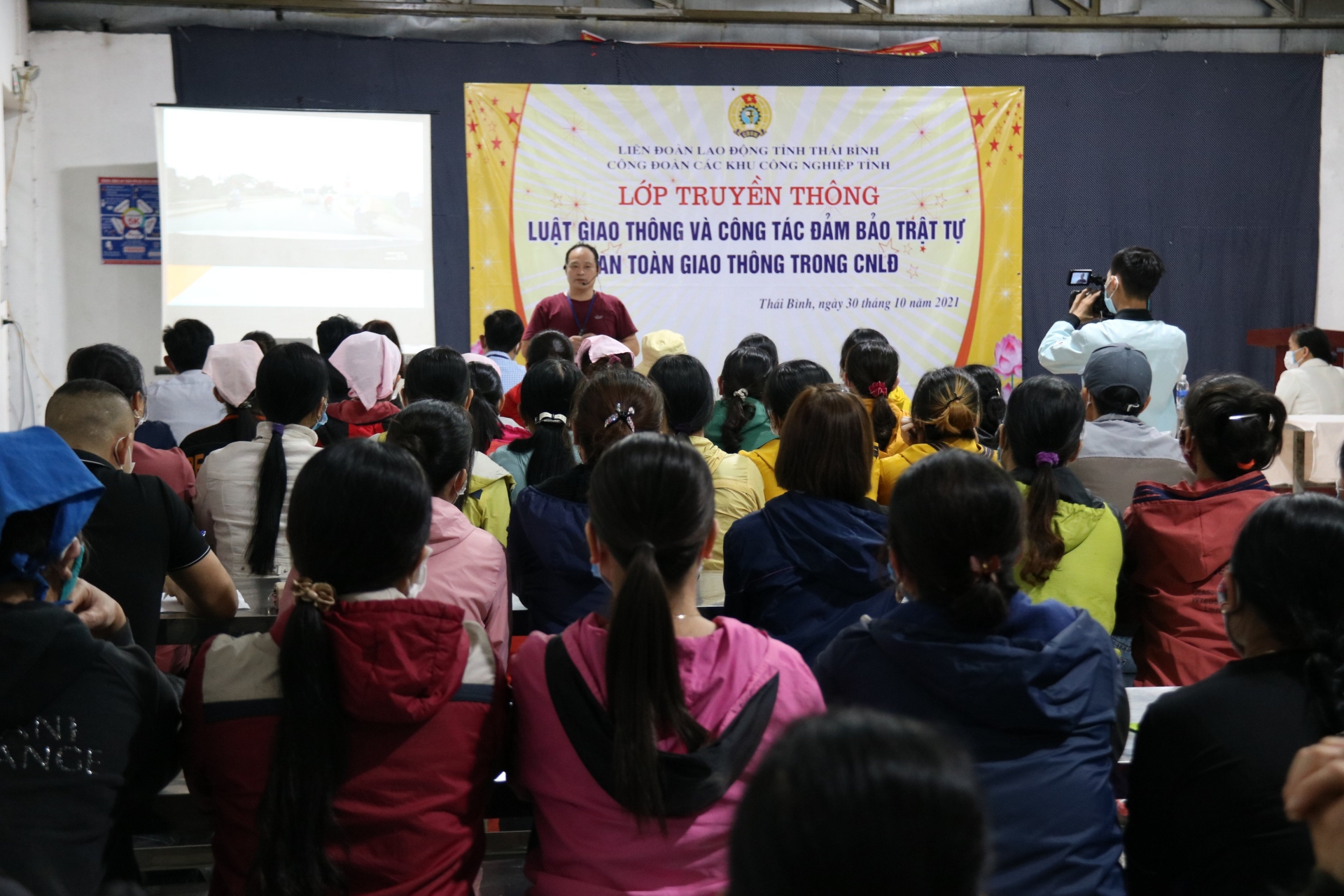 Thái Bình: Truyền thông về an toàn giao thông cho 400 công nhân, lao động Thái Bình: Truyền thông về an toàn giao thông cho 400 công nhân, lao động