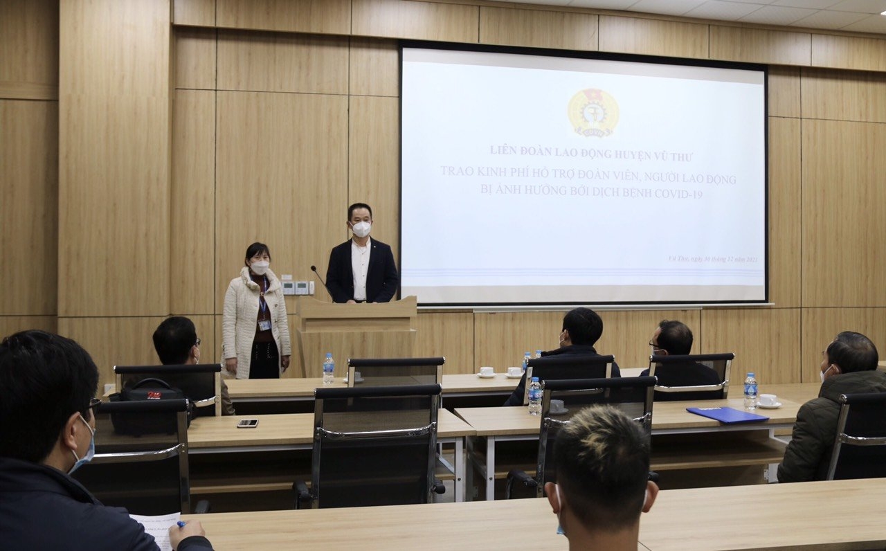 Công đoàn huyện Vũ Thư trao hỗ trợ cho đoàn viên, công nhân lao động Công đoàn huyện Vũ Thư trao hỗ trợ cho đoàn viên, công nhân lao động