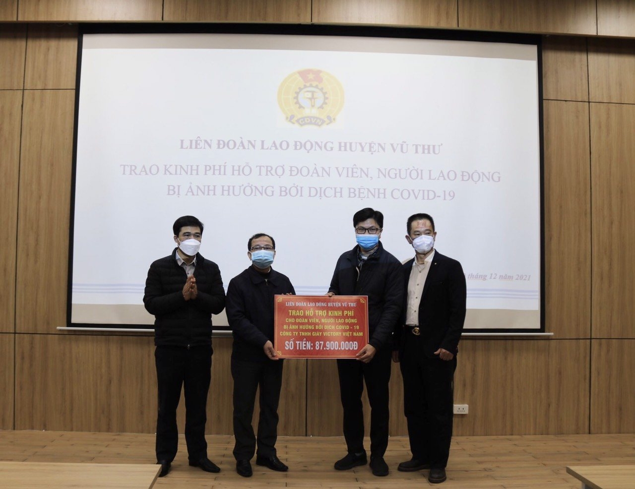 Công đoàn huyện Vũ Thư trao hỗ trợ cho đoàn viên, công nhân lao động Công đoàn huyện Vũ Thư trao hỗ trợ cho đoàn viên, công nhân lao động