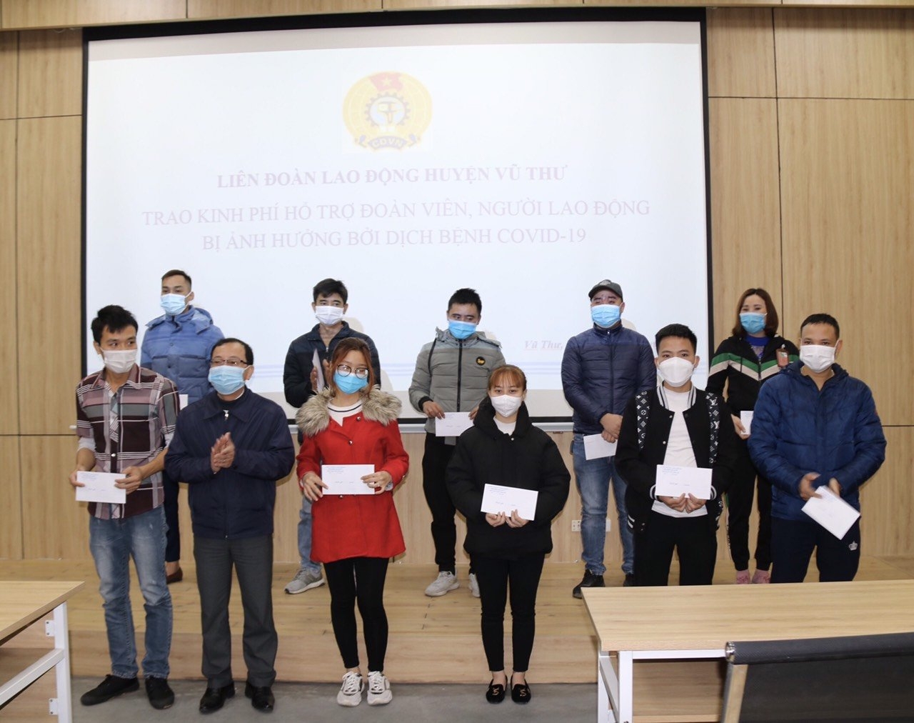 Công đoàn huyện Vũ Thư trao hỗ trợ cho đoàn viên, công nhân lao động Công đoàn huyện Vũ Thư trao hỗ trợ cho đoàn viên, công nhân lao động