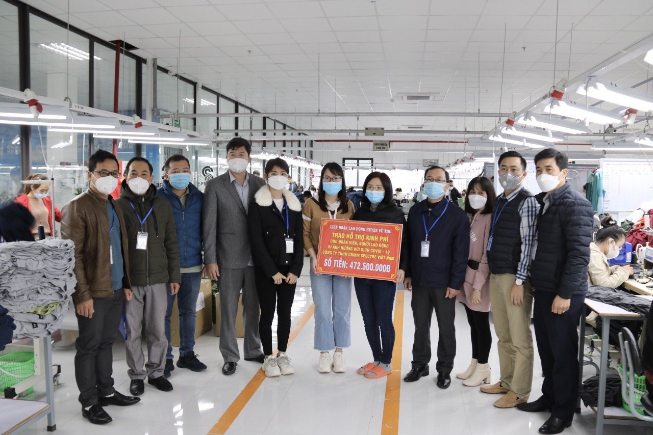 Công đoàn huyện Vũ Thư trao hỗ trợ cho đoàn viên, công nhân lao động Công đoàn huyện Vũ Thư trao hỗ trợ cho đoàn viên, công nhân lao động