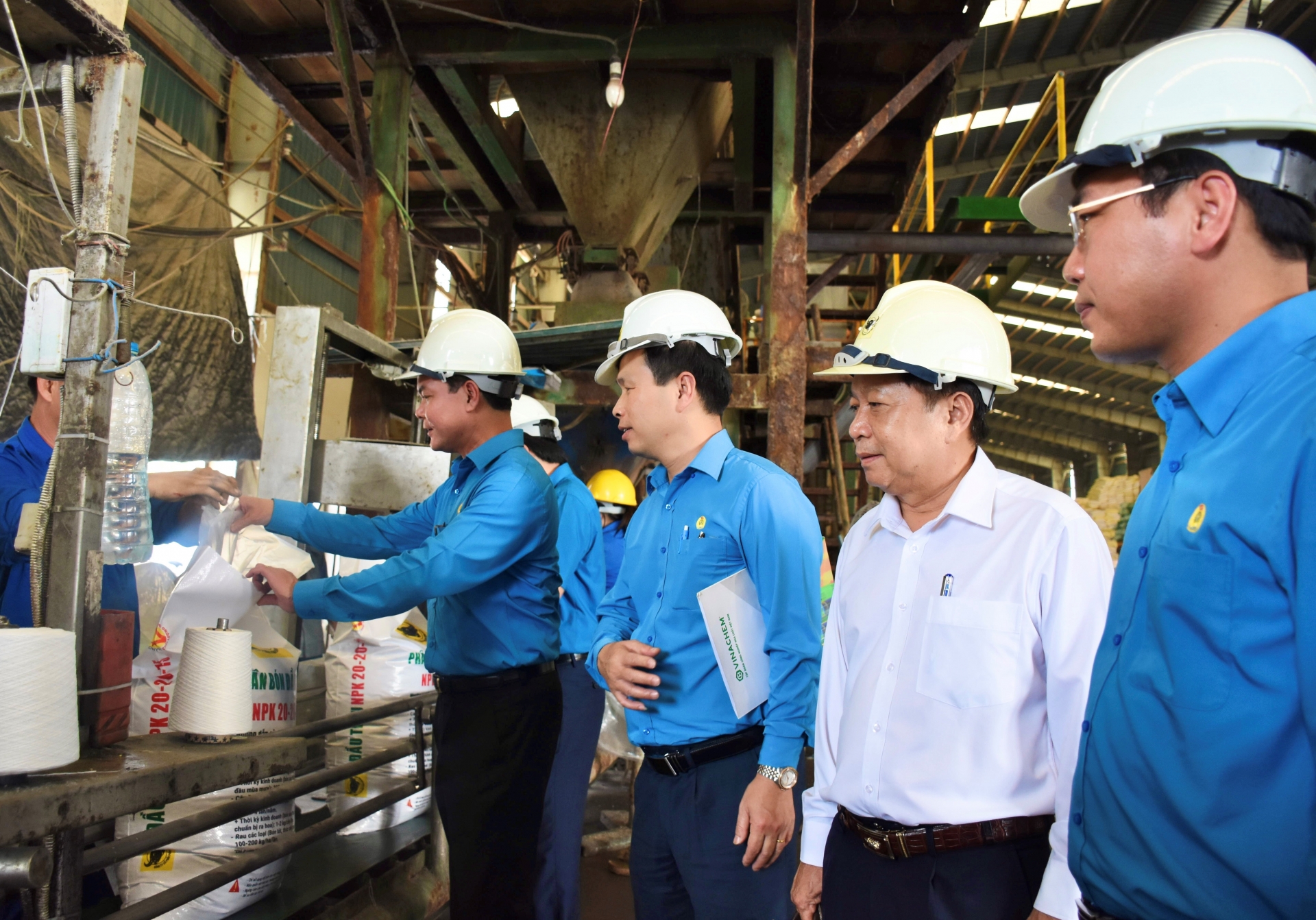 Đầu năm, Chủ tịch Tổng Liên đoàn Lao động Việt Nam thăm và chúc Tết công nhân lao động dau nam chu tich tong lien doan lao dong viet nam tham va chuc tet cong nhan lao dong