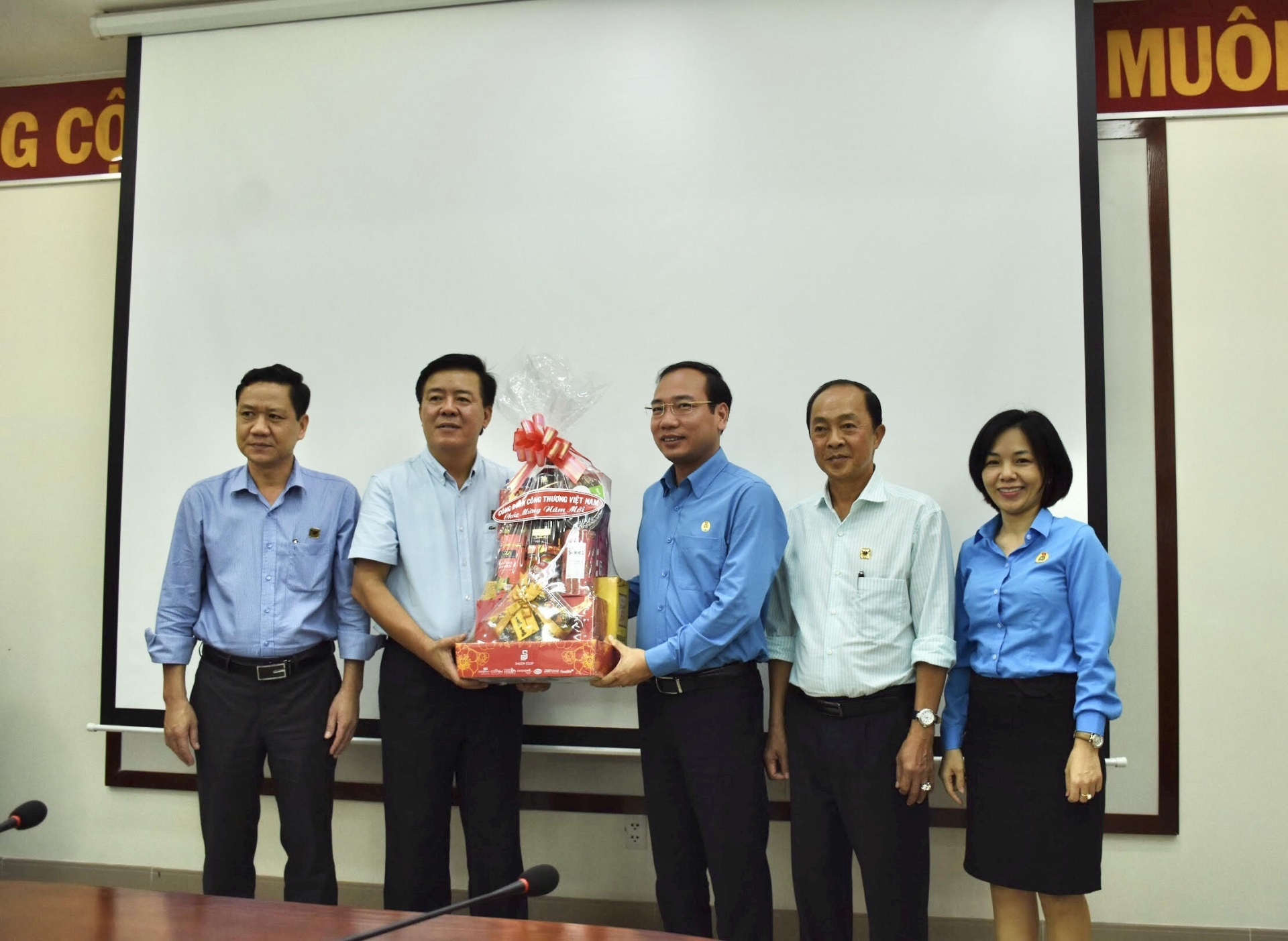 Đầu năm, Chủ tịch Tổng Liên đoàn Lao động Việt Nam thăm và chúc Tết công nhân lao động dau nam chu tich tong lien doan lao dong viet nam tham va chuc tet cong nhan lao dong