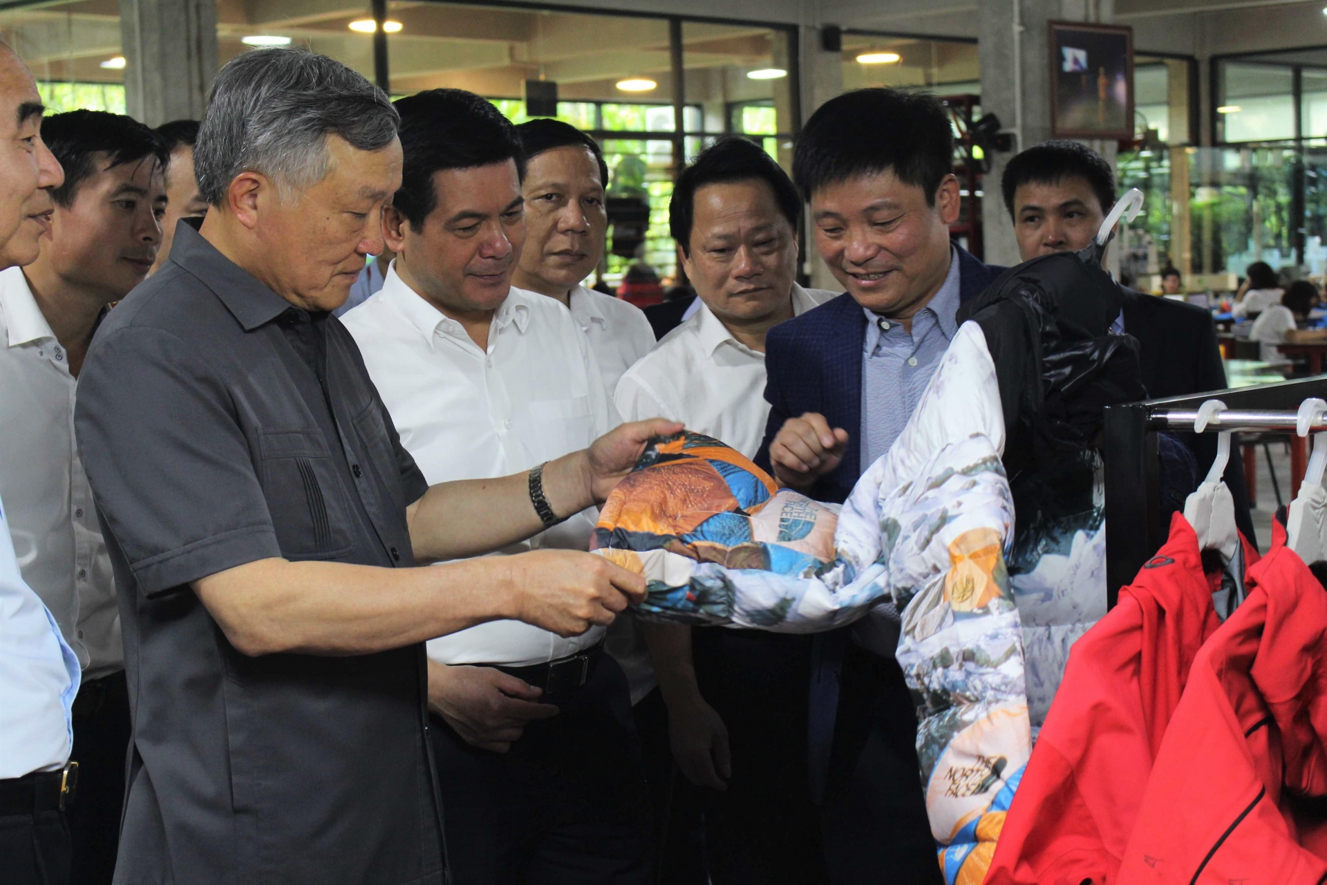 thuong tet cho nguoi lao dong tuong xung voi nang suat lao dong