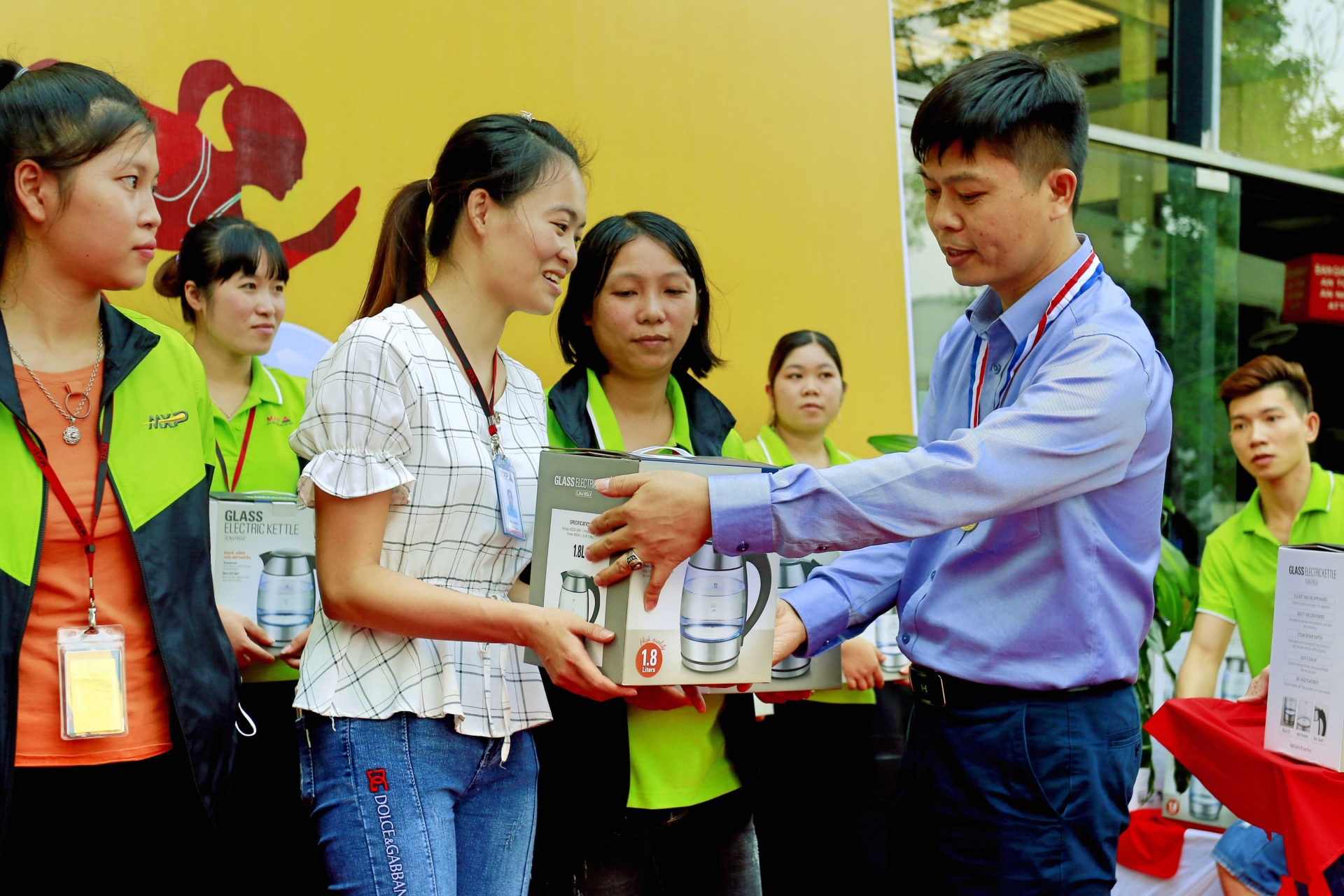 thuong tet cho nguoi lao dong tuong xung voi nang suat lao dong