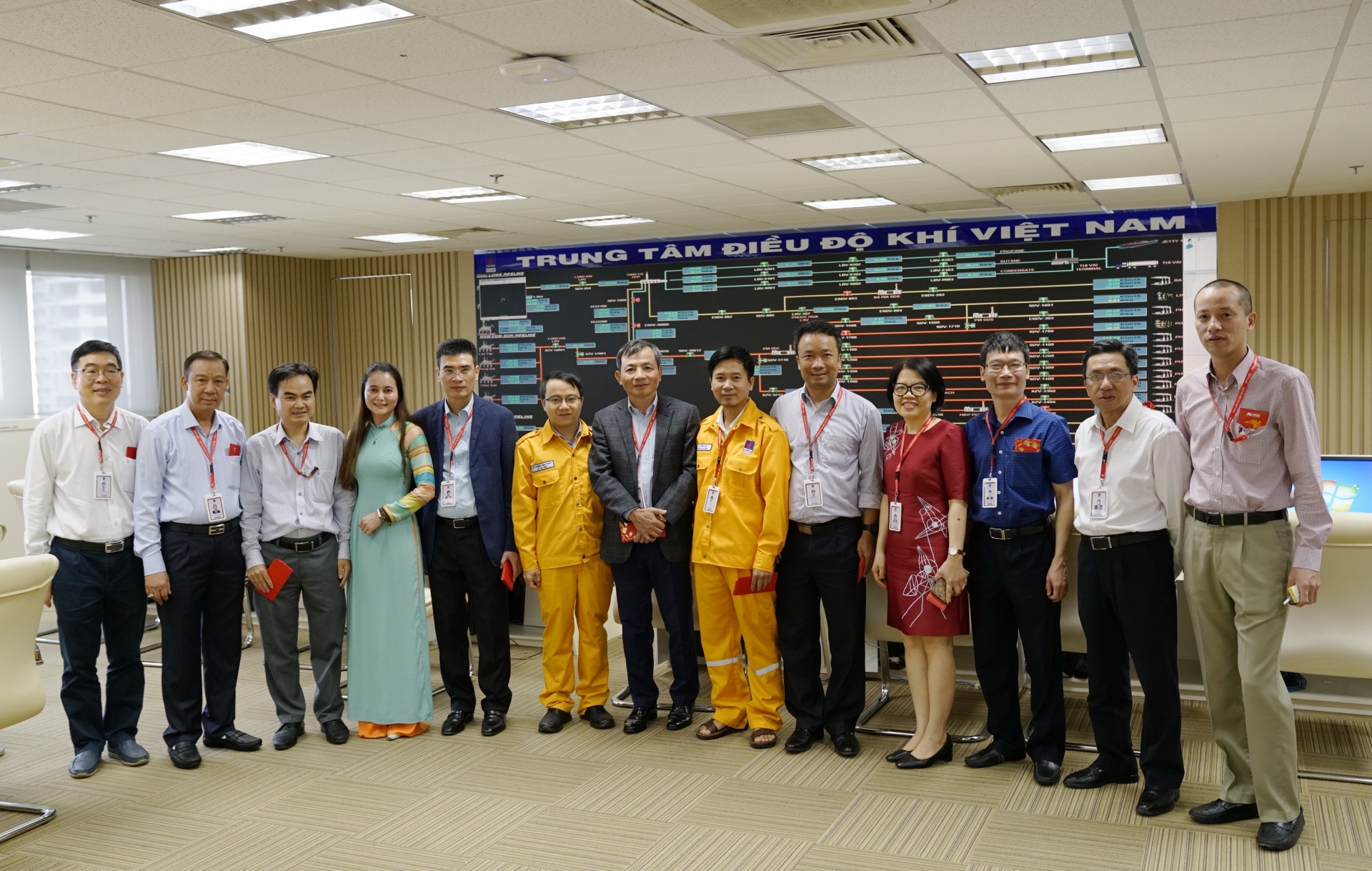 Người lao động khởi động ngày làm việc với tinh thần quyết tâm cao