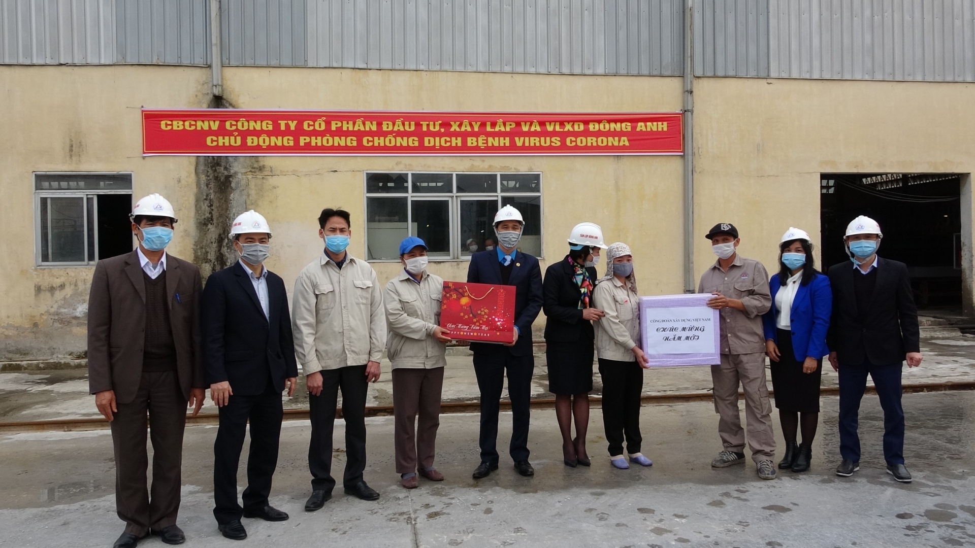 Phó Chủ tịch Tổng LĐLĐVN thăm hỏi tình hình phòng, chống dịch corona cho công nhân pho chu tich tong ldldvn tham hoi tinh hinh phong chong dich corona cho cong nhan