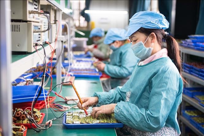 Doanh nghiệp phải bù thêm tiền lãi nếu chậm lương người lao động