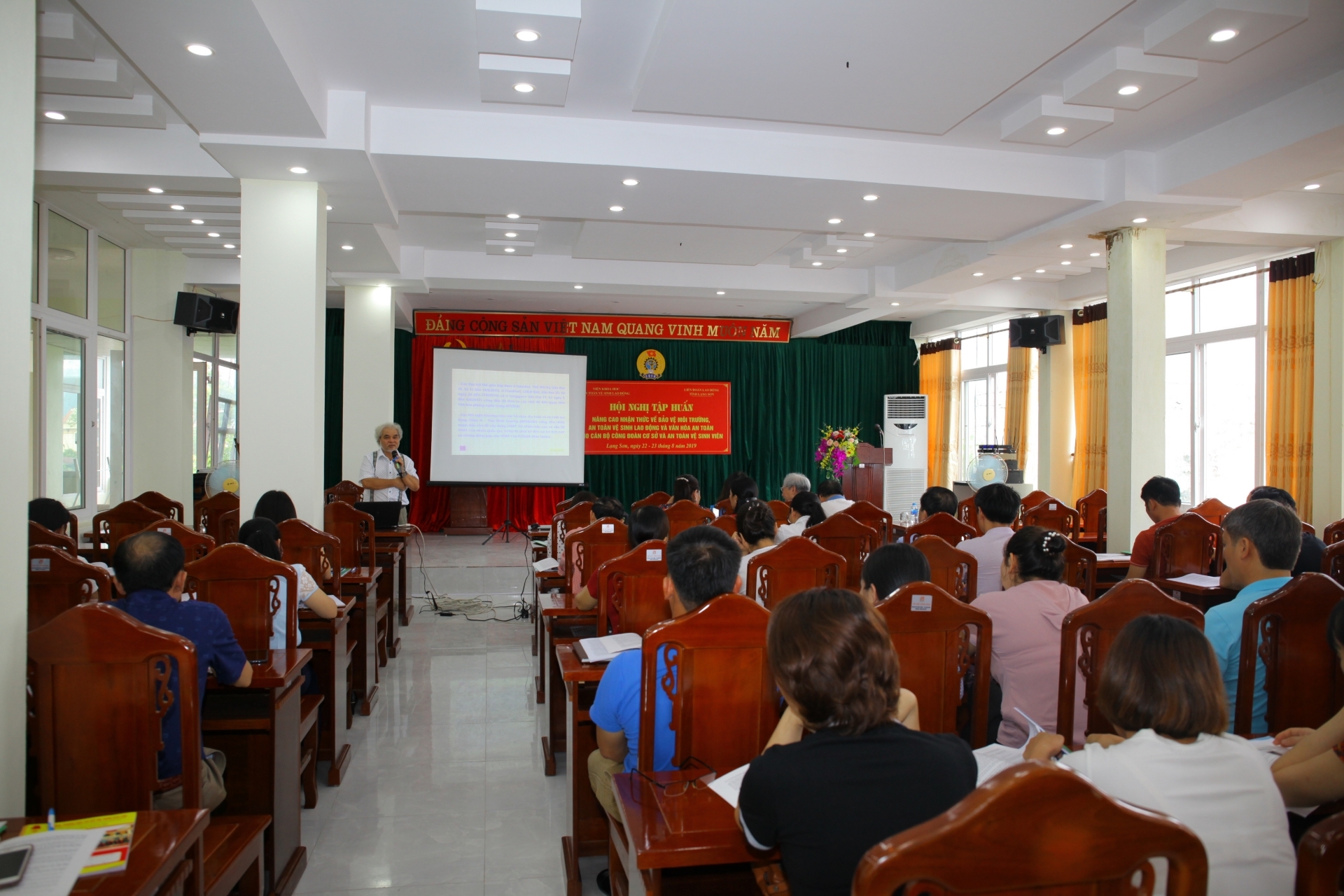 Cán bộ công đoàn hoàn cơ sở toàn có khả năng trở thành giảng viên an toàn. Cán bộ công đoàn hoàn cơ sở toàn có khả năng trở thành giảng viên an toàn.