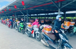 Công nhân mang quà về nhà với niềm tự hào: Công ty thưởng Tết sớm!