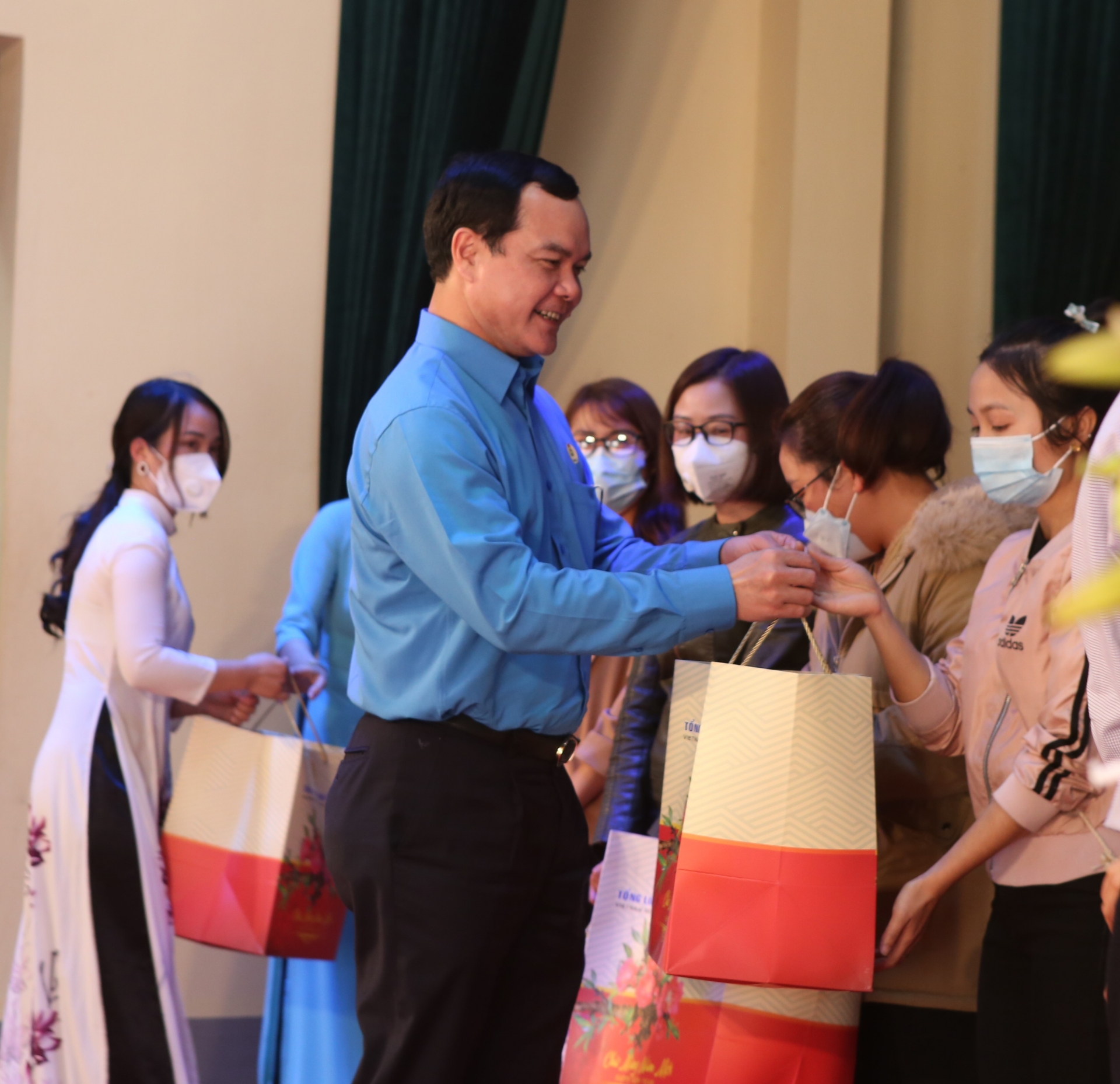 “Vợ con tôi sẽ rất hạnh phúc khi nhận quà Tết của lãnh đạo Đảng, Nhà nước, Công đoàn”