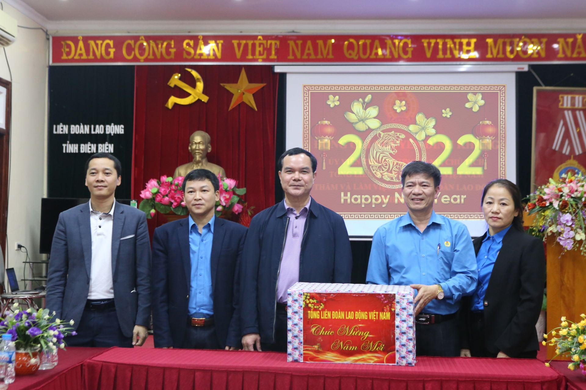 Chủ tịch Tổng LĐLĐ Việt Nam thăm và chúc Tết LĐLĐ tỉnh Điện Biên