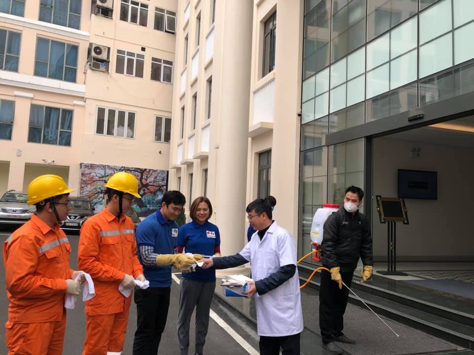 Tổng Công ty Điện lực TP Hà Nội: Phát khẩu trang phòng ngừa virus corona cho NLĐ tong cong ty dien luc tp ha noi phat khau trang phong ngua virus corona cho nld