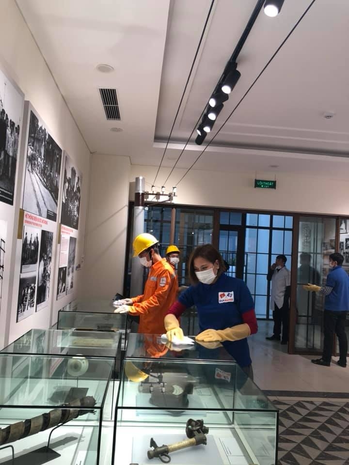 Tổng Công ty Điện lực TP Hà Nội: Phát khẩu trang phòng ngừa virus corona cho NLĐ tong cong ty dien luc tp ha noi phat khau trang phong ngua virus corona cho nld